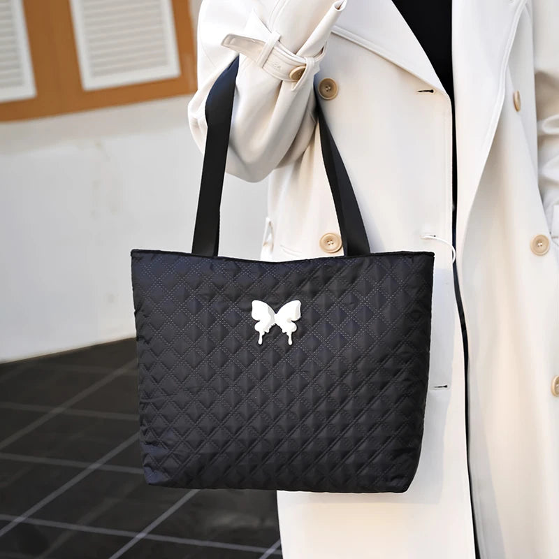 Ladies' fashionable commuter-style shoulder bag is selling well. It's a handbag.