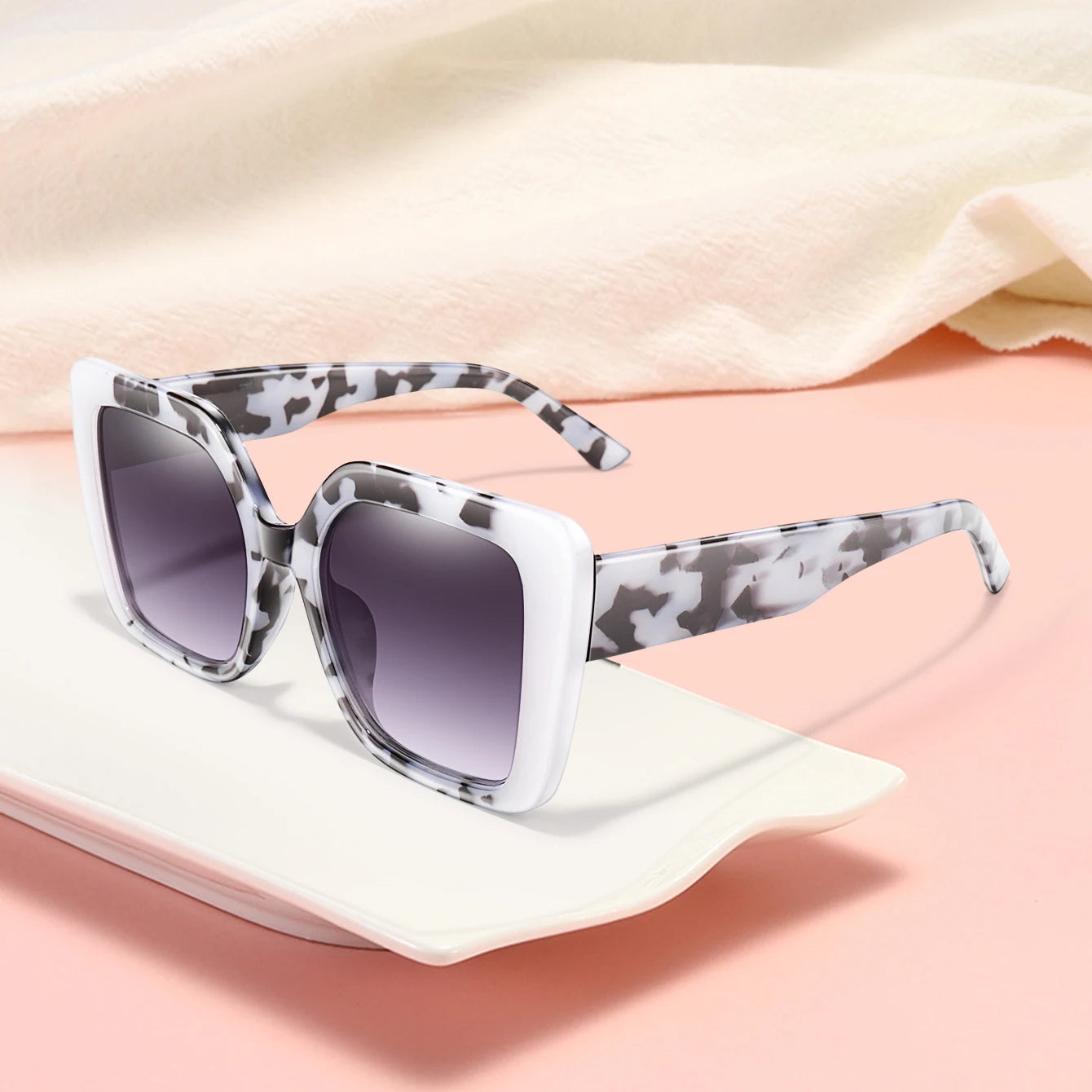 Women's Fashionable Sunglasses Large Lens Square Frame Glasses Suitable for Daily Wear Shopping Beach Parties Unisex