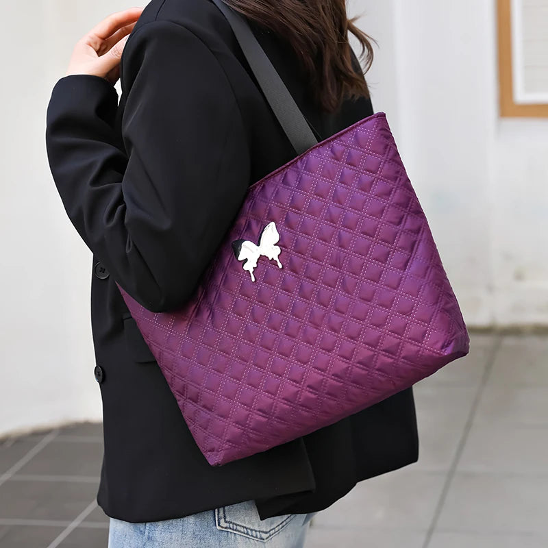 Ladies' fashionable commuter-style shoulder bag is selling well. It's a handbag.