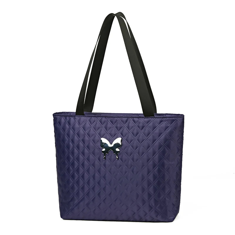 Ladies' fashionable commuter-style shoulder bag is selling well. It's a handbag.